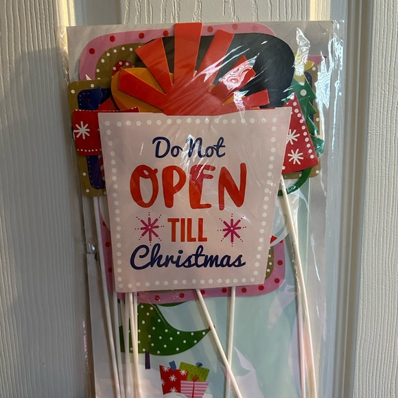 Holiday Time 10 Piece Christmas Photo Booth Back Drop & Prop Kit NWT - Picture 10 of 11